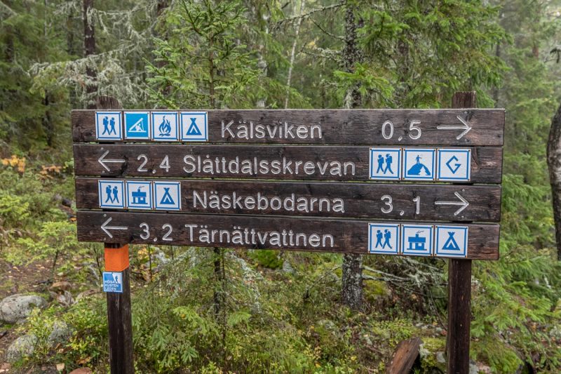 Vägvisare och skyltar längs en vandringsled