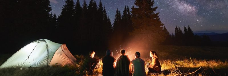 En bra lägerplats vid vatten i kvällsljus
